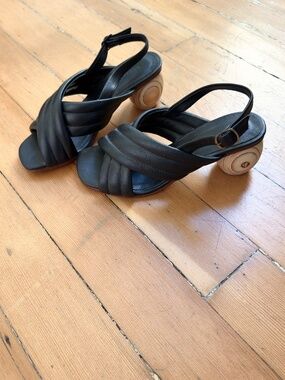 Huma Blanco black cross strap wooden heeled sandals